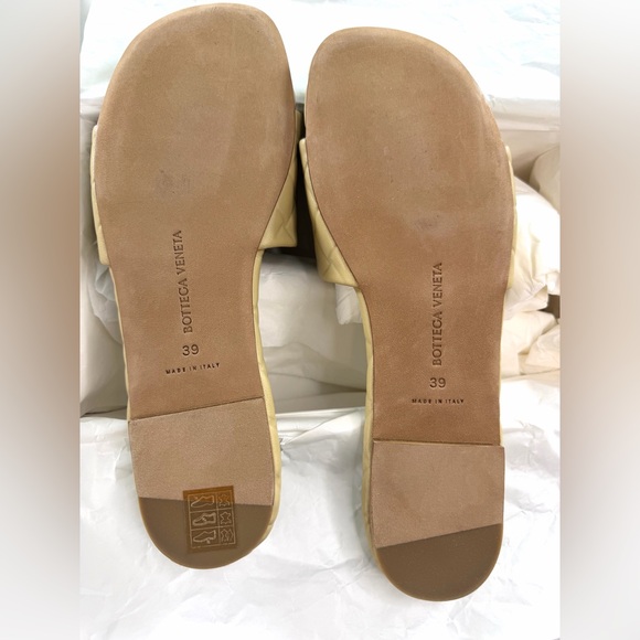BOTTEGA VENETA INTL SARL LUXEMBOURG AMY FLAT SANDAL Size 8-8.5 W Retail $890.0 - Picture 4 of 7